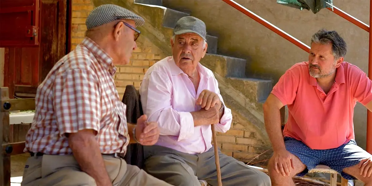 Santi Cord&oacute;n conversando con dos de los &uacute;ltimos hortelanos de la Mejana