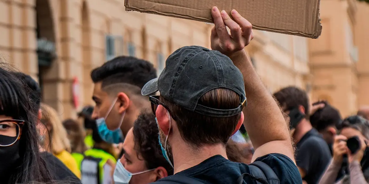 concentraci&oacute;n manifestaci&oacute;n huelga piquetes protesta gente
