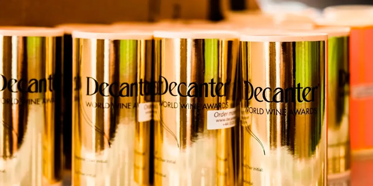 Cuatro rollos de pegatigas doradas de Decanter World Wine Awards