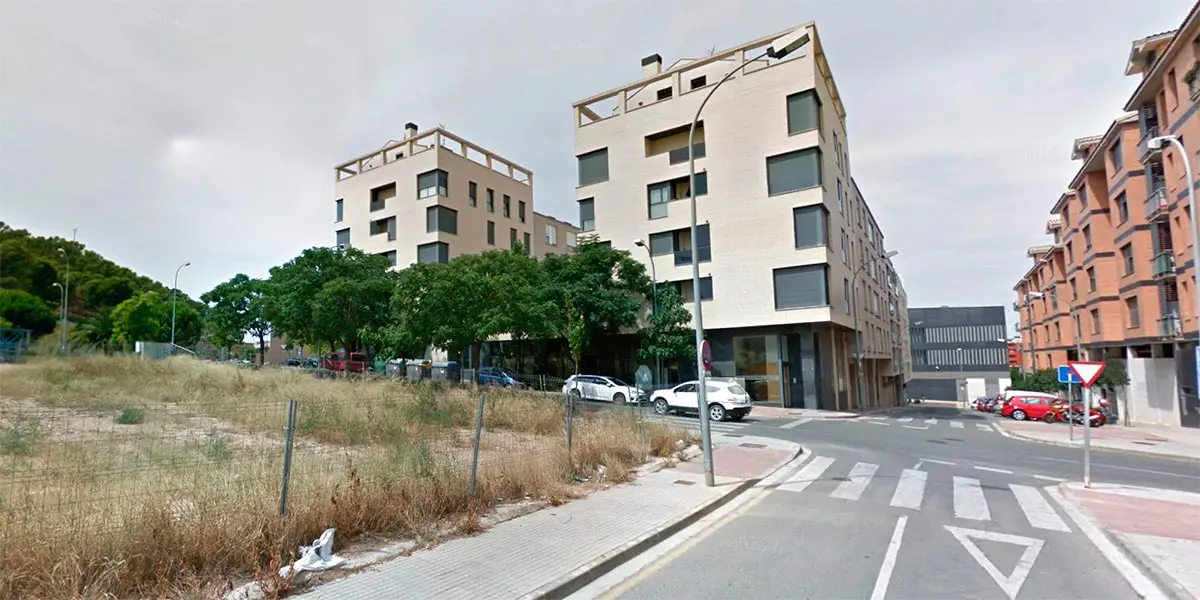 Parcela en la calle de las Alhemas de Tudela donde podr&iacute;a instalarse la gasolinera