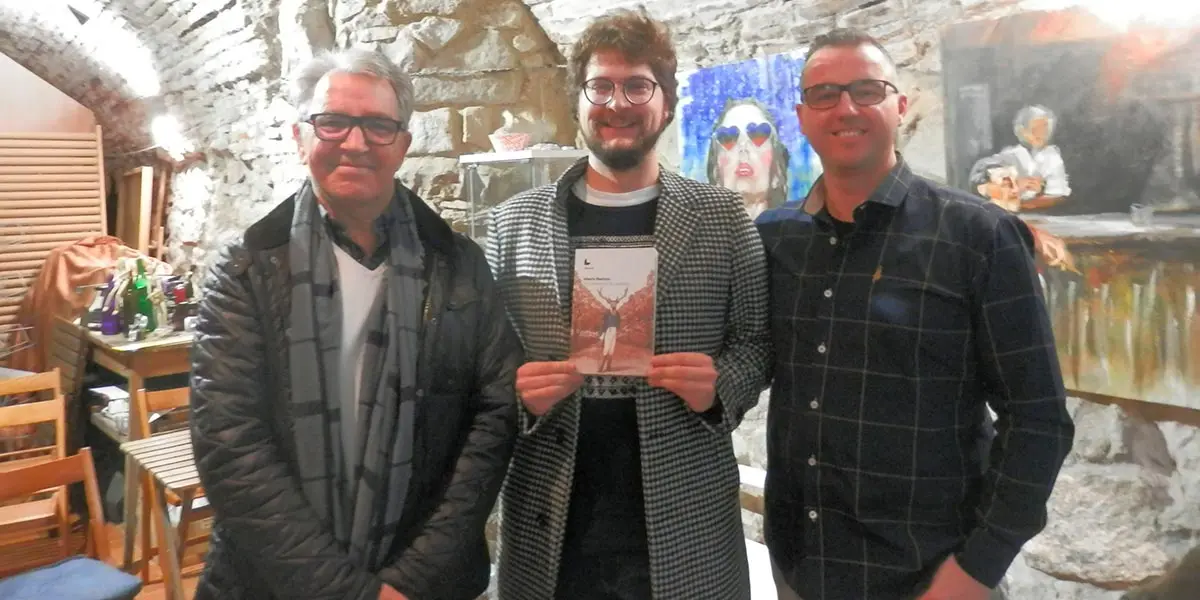 Pepe Alfaro, Mikel Arilla y Domingo Alberto Mart&iacute;nez en la presentaci&oacute;n de &lsquo;Un ciervo en la carretera&rsquo; en la librer&iacute;a Letras a la taza de Tudela