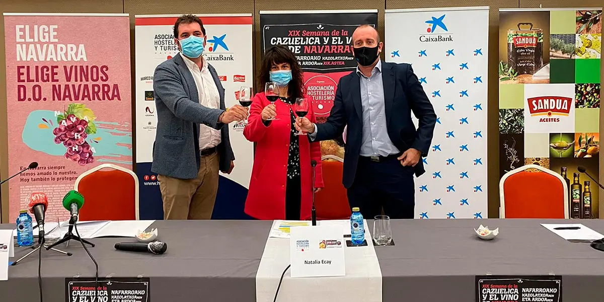 David Palacios, Presidente de la D.O.Navarra; Natalia Ecay, en representaci&oacute;n de AEHN (Asociaci&oacute;n de Hosteler&iacute;a y Turismo de Navarra) y Pablo Ando&ntilde;o, Director Comercial de Banca Retail de la DT Ebro de CaixaBank