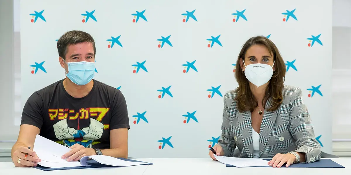 Momento de la firma del convenio entre Isabel Moreno e I&ntilde;aki &Uacute;car que permitir&aacute; a los comercios asociados acceder al programa &ldquo;CaixaBank te ayuda&rdquo;, orientado a dar apoyo en el d&iacute;a a d&iacute;a de su actividad