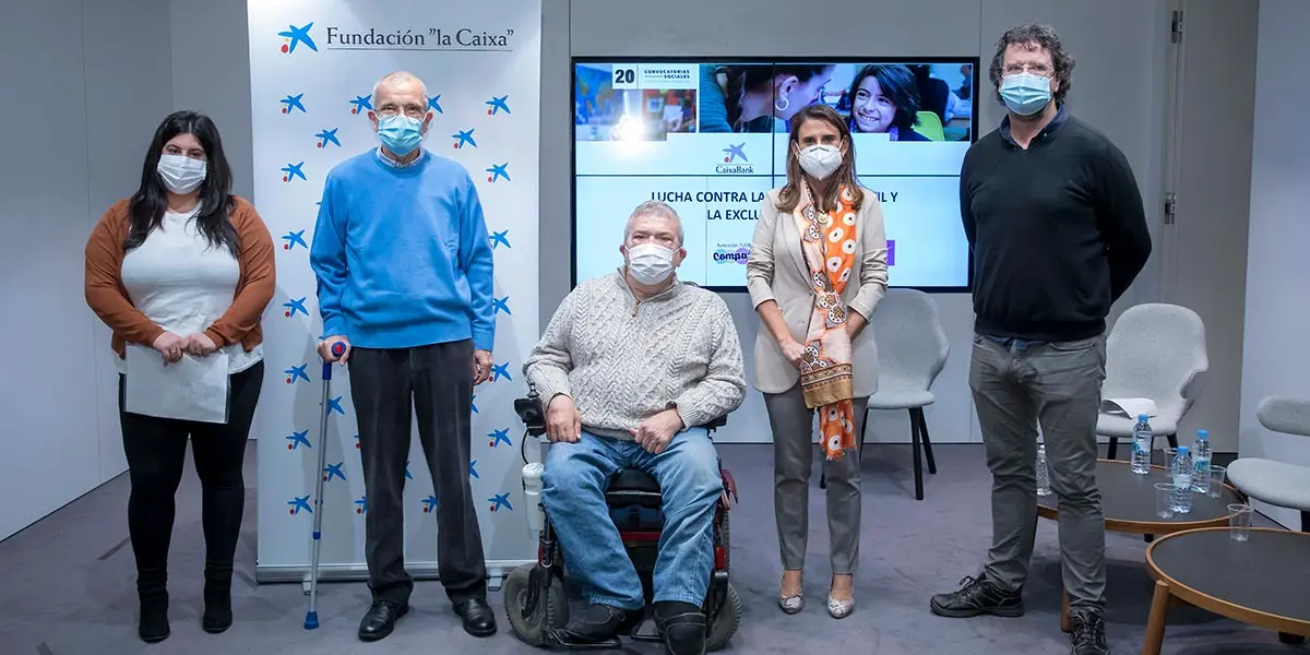 De izquierda a derecha: Andrea Corera, coordinadora general de programas de ANTOX; Manolo Campillo, vicepresidente de la Fundaci&oacute;n Tudela Comparte; Patxi Lasa, presidente de la Fundaci&oacute;n Gizakia Herritar y director del Comedor Solidario Par&iacute;s 365; Isabel Moreno, directora territorial Ebro de CaixaBank; y Alberto Urteaga, directora de Itxaropen Gune
