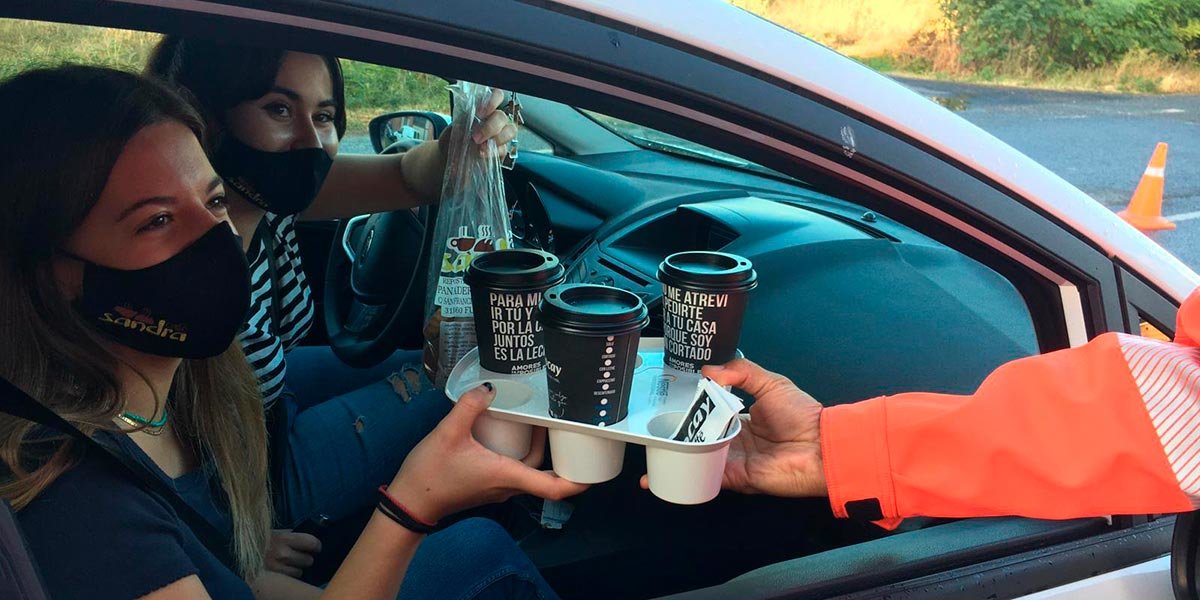 Las chicas de Repostería Sandra entregando café a agentes de Policía Foral