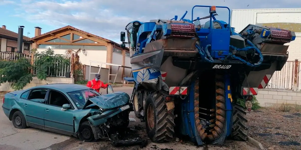 Colisi&oacute;n del turismo con la cosechadora