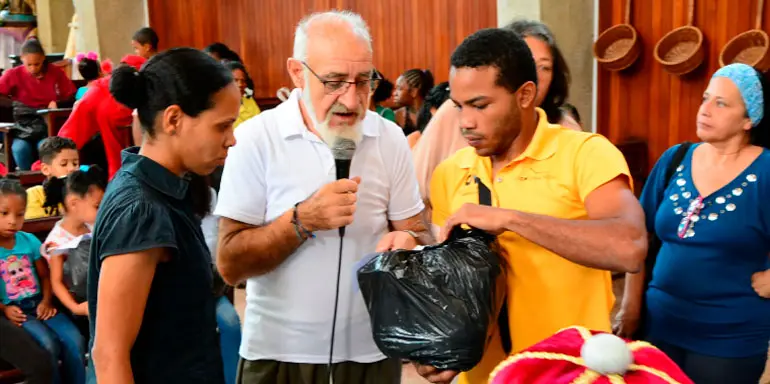 Padre Cacho Reparto de Juguetes 2 (Foto cedida Padre Cacho)