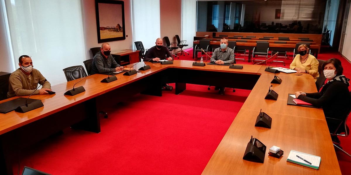 Reunión de Izquierda-Ezkerra en el Parlamento de Navarra con los representantes sindicales de Trenasa y el Alcalde de Castejón