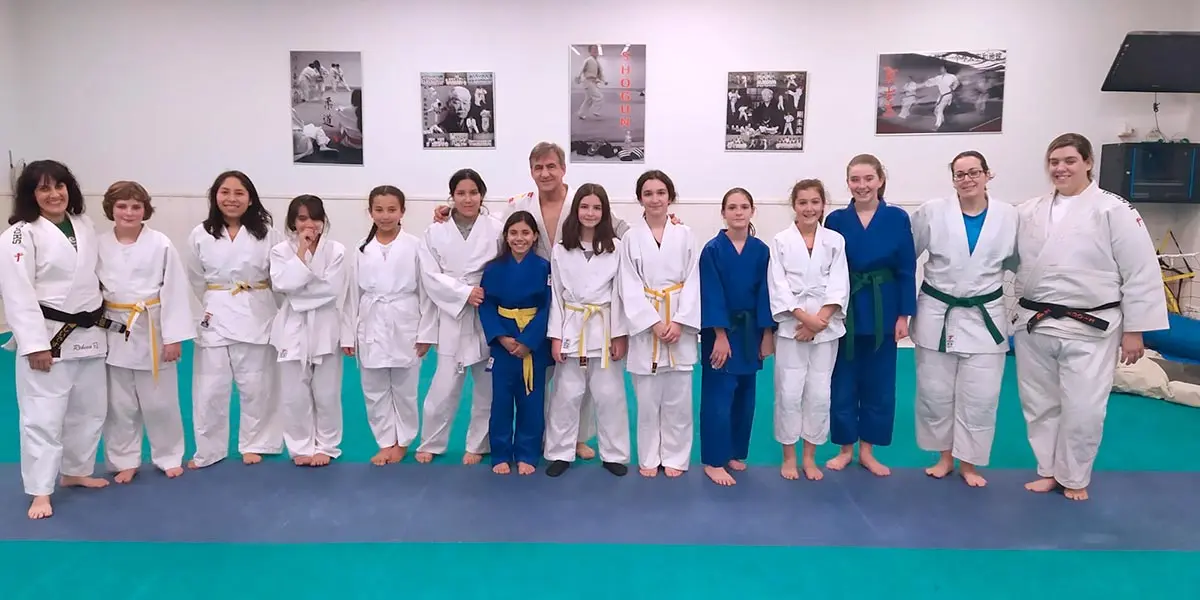El Maestro F&eacute;lix Pastor, en el centro, con parte del equipo femenino del Gimnasio Shogun