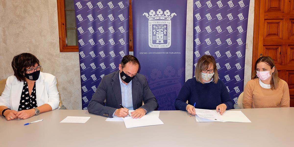 Luis José Arrechea firmando el acuerdo con las responsables de la Asociación Protectora de Animales de Tarazona y el Moncayo (APATA)