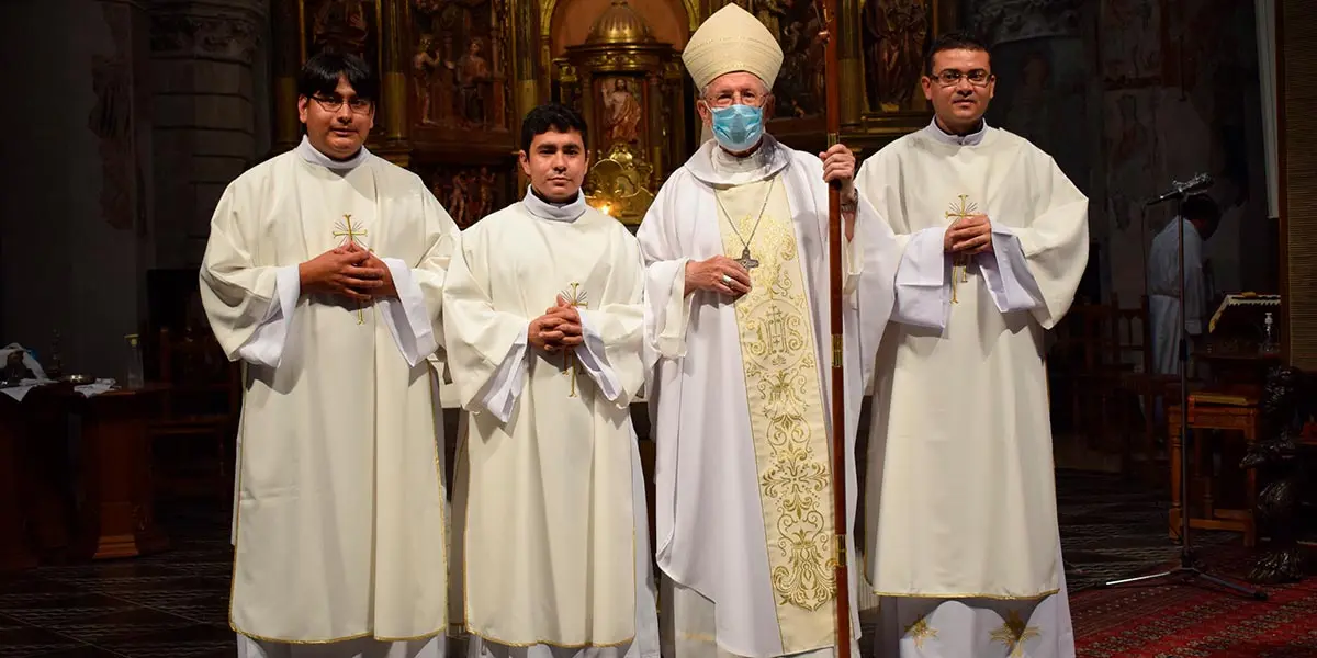 Henry Joel Medina, Jos&eacute; Rodrigo Montoya e Iv&aacute;n Rodas Gonz&aacute;lez con el Monse&ntilde;or Eusebio Hern&aacute;ndez Sola