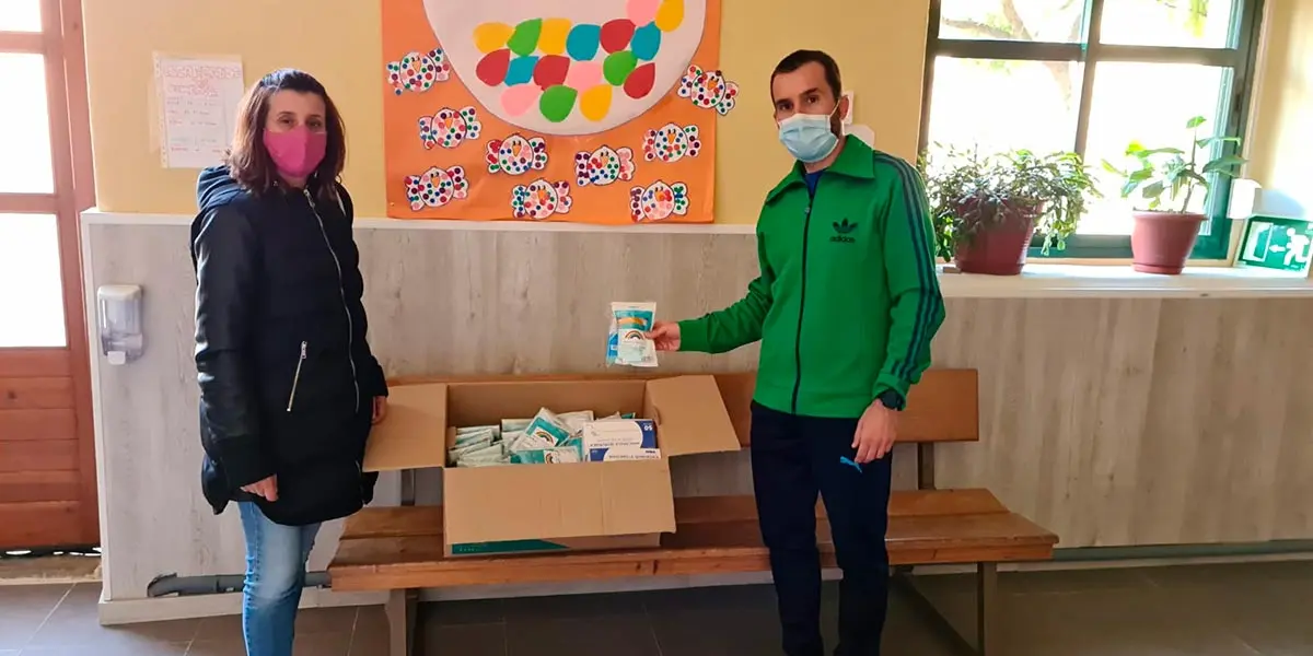 Sandra Casaus, concejala de Servicios Sociales y Educaci&oacute;n del Ayuntamiento de S&aacute;daba, haciendo entrega del material sanitarios al director del CRA Los Ba&ntilde;ales de S&aacute;dada, Miguel Esp&eacute;s