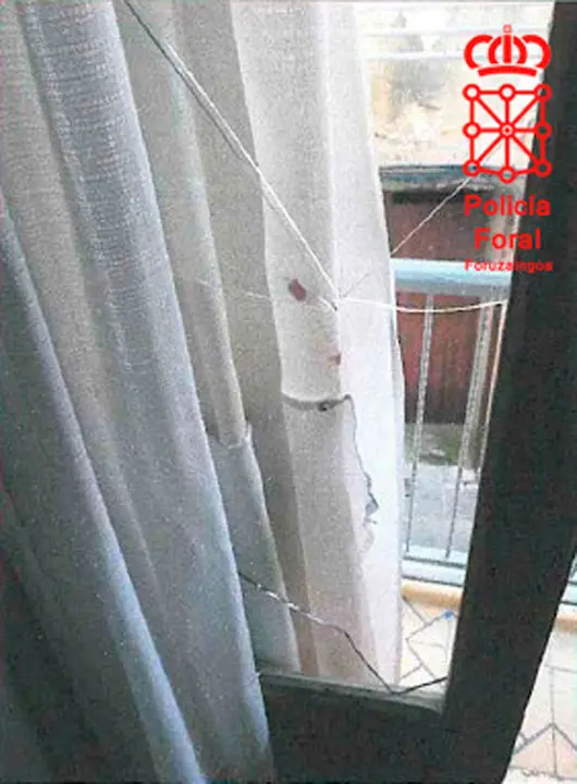 Ventana por la que accedieron a la vivienda