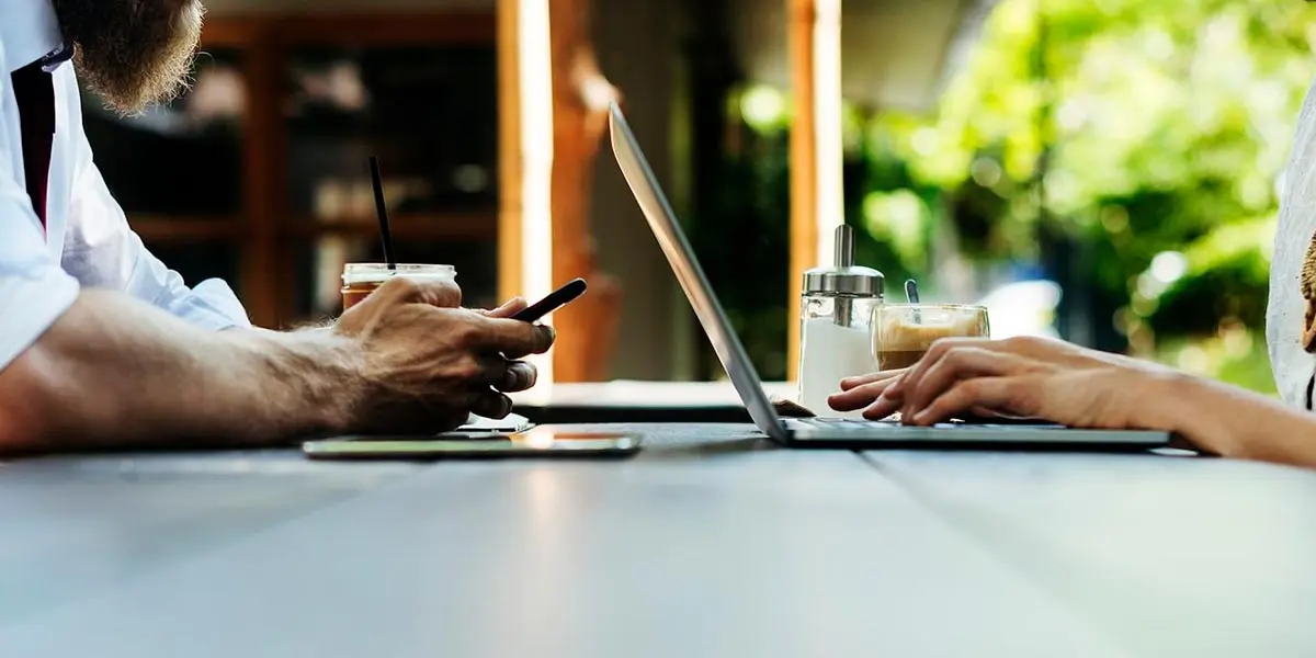 caf&eacute; idea trabajo coworking oficina ordenador trabajando trabajadores trabajo port&aacute;til m&oacute;vil