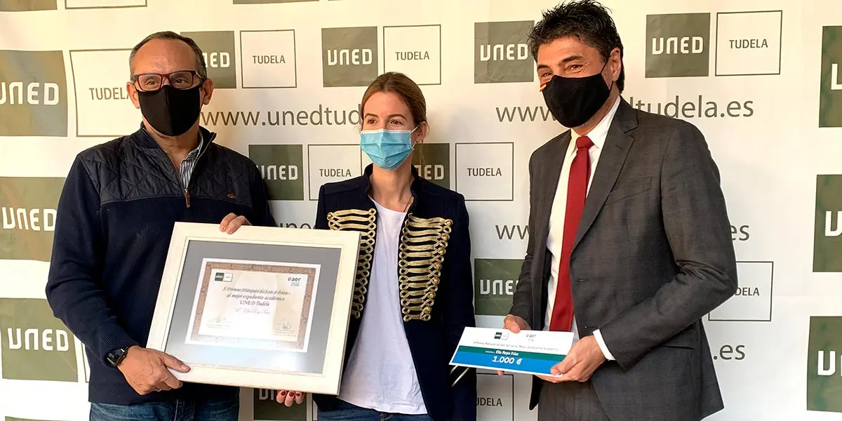 El Director de la UNED de Tudela, Luis J. Fern&aacute;ndez Rodr&iacute;guez, el Presidente de AER (Asociaci&oacute;n de Empresarios de la Ribera), Domingo S&aacute;nchez Arteaga y la premiada, Elia Royo Fr&iacute;as