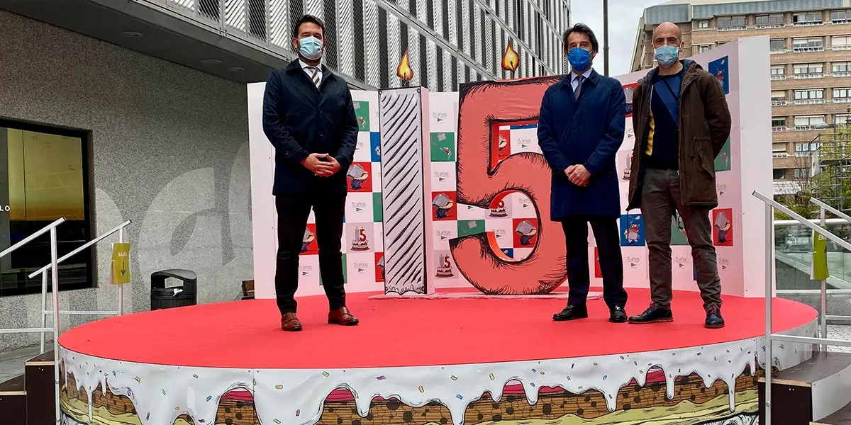 De izquierda a derecha, Miguel Bados (Director de Comunicaci&oacute;n y Relaciones Institucionales de El Corte Ingl&eacute;s), Alfredo Hernanz (Director de El Corte Ingl&eacute;s en Pamplona) y el dibujante C&eacute;sar Oroz