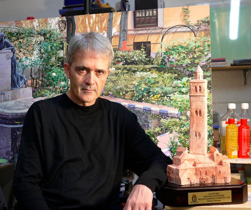José Raúl Gil Rodríguez posa con el trofeo del XXXII Concurso Nacional de Pintura 'Miguel González Sandoval'