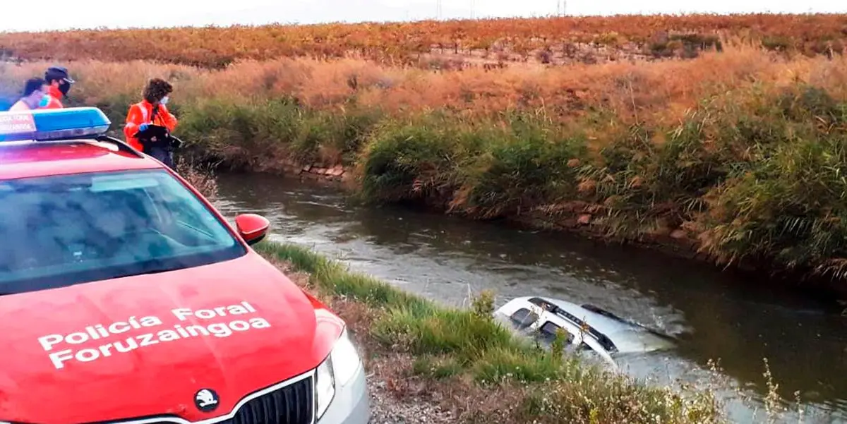 Uno de los dos veh&iacute;culos que han colisionado ha ca&iacute;do al Canal de Lodosa
