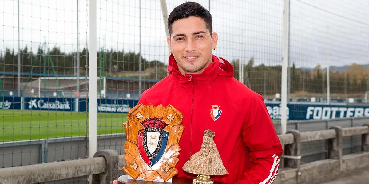 Chimy &Aacute;vila con el premio Casta y Coraje de de la Pe&ntilde;a Osasunista de Fusti&ntilde;ana