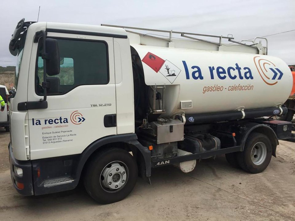 Uno de los vehículos cisterna con los que Carburantes del Ebro realiza el reparto de gasóleo