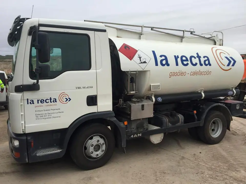 Uno de los veh&iacute;culos cisterna con los que Carburantes del Ebro realiza el reparto de gas&oacute;leo