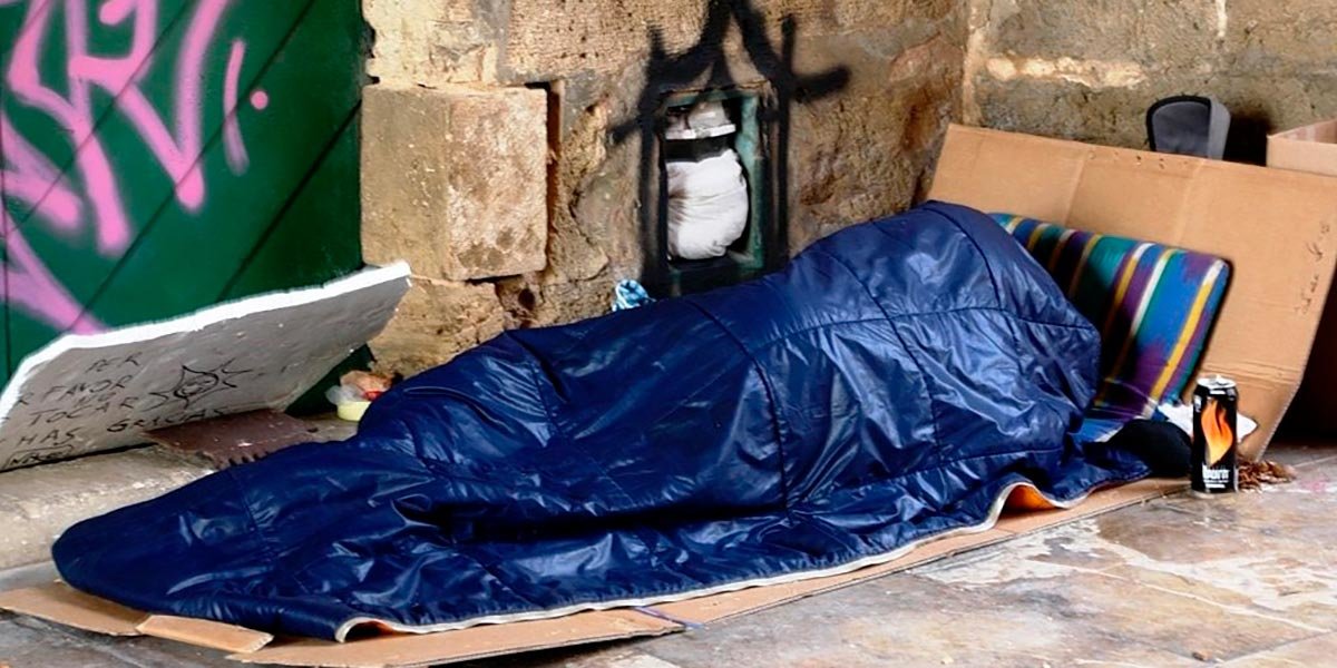 pobre vagabundo mendigo calle dormir sin techo sintecho deshauciado