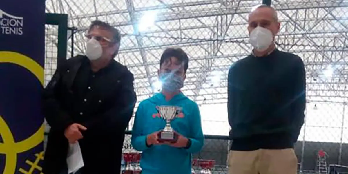 Adri&aacute;n Garc&iacute;a, con su Trofeo, en compa&ntilde;&iacute;a del Organizador del Torneo y del Presidente de la Federaci&oacute;n Navarra de Tenis
