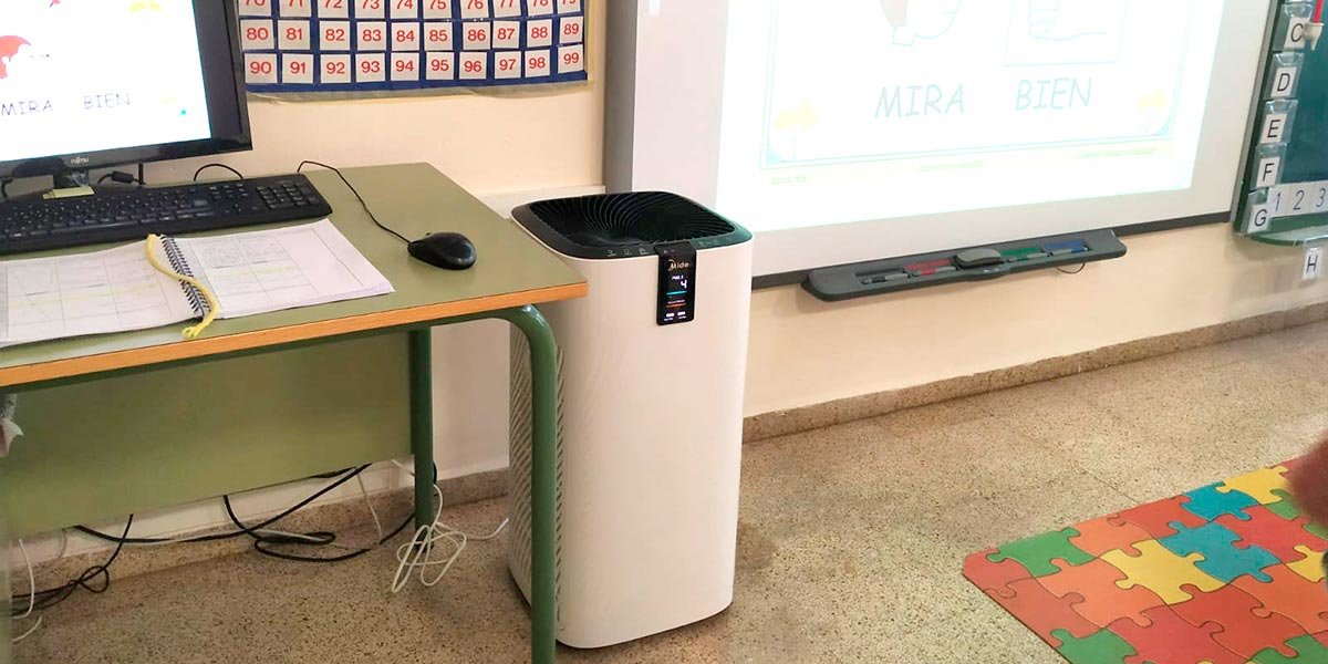 Un purificador de aire en una aula del colegio