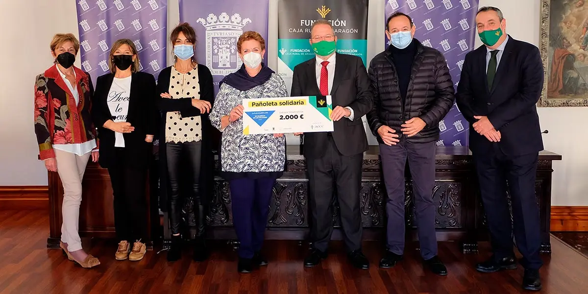 Entrega del cheque procedente de la venta de las pa&ntilde;oletas de fiestas