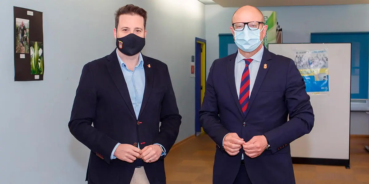 El consejero de Educaci&oacute;n, Carlos Gimeno y el alcalde de Tudela, Alejandro Toquero, en el colegio Elvira Espa&ntilde;a de Tudela
