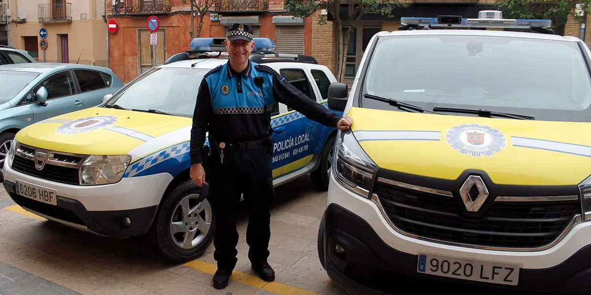Enrique Chivite, Jefe Polic&iacute;a Municipal junto a los vehiculos utilizados por el cuerpo policial