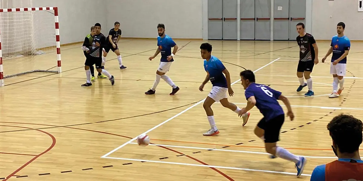 Ataque de un jugador del CD Olite FS en el &aacute;rea del GCH Garbayo Chivite Cintru&eacute;nigo FS