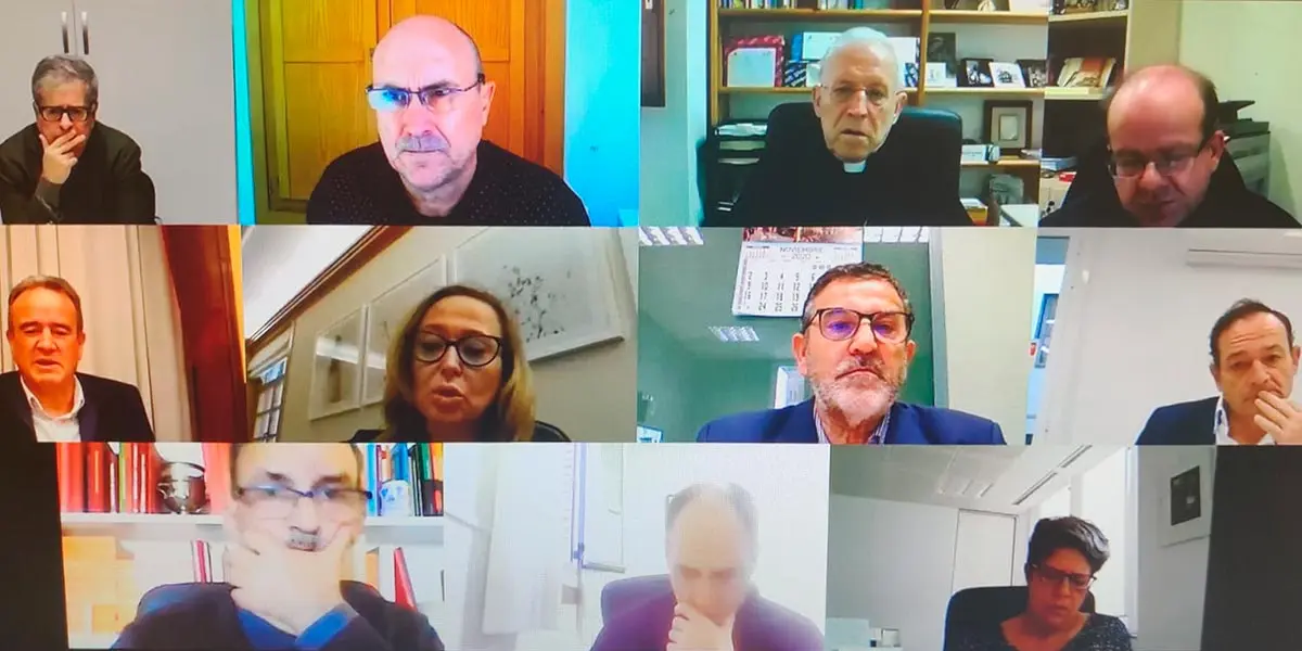 Reuni&oacute;n de Patronato FTM para aprobaci&oacute;n del presupuesto y plan 2021.
De arriba abajo y de izquierda a derecha: Juanjo Borque Ram&oacute;n, patrono electo. Julio Zaldivar Sanz, gerente. Eusebio Hernandez Sola, obispo Di&oacute;cesis Tarazona. Javier Bernal Gimeno, vicario de la Di&oacute;cesis de Tarazona. Juan Antonio S&aacute;nchez Quero, presidente DPZ y presidente FTM. M&ordf; Teresa P&eacute;rez Esteban, consejera presidencia DGA. Pedro Feliciano Tabuenca, diputado DPZ. Luis Jos&eacute; Arrechea Silvestre, alcalde Tarazona. Ignacio Tom&aacute;s C&aacute;novas, de&aacute;n Catedral Tarazona. Miguel Antonio Franco Garza, can&oacute;nigo archivero Catedral de Tarazona. M&ordf;. Sancho Abarca Menj&oacute;n, directora general de Patrimonio DGA.