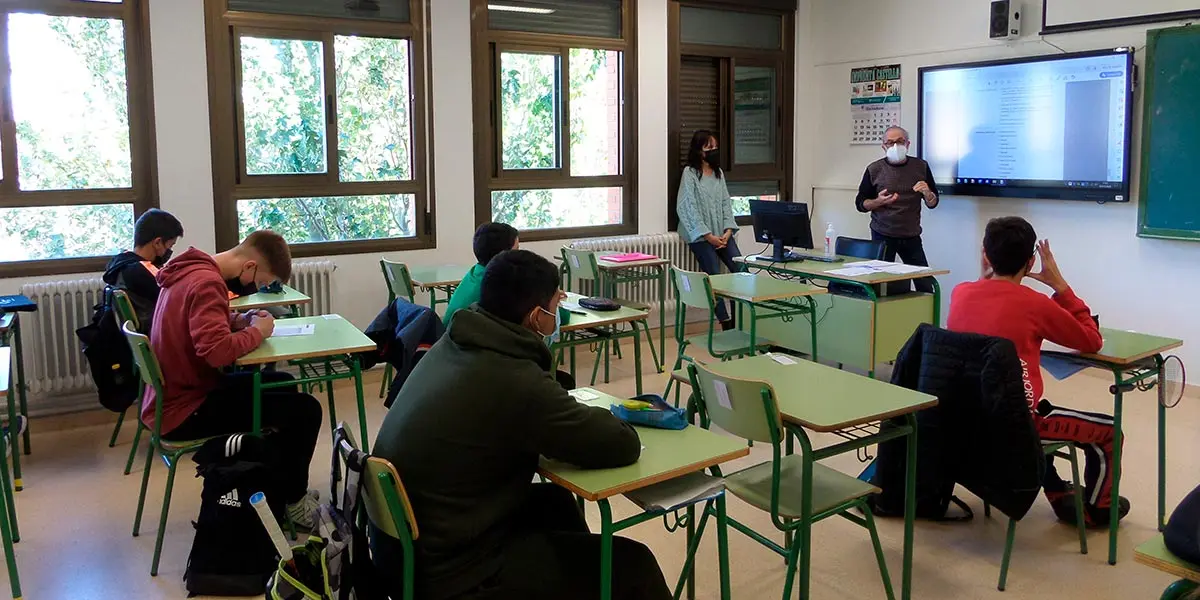Una secci&oacute;n de 2&ordf; ESO del IES Valle del Ebro con el ponente Jos&eacute; Antonio Arag&oacute;n 3
