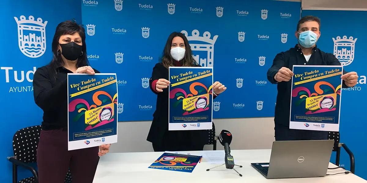 La concejal delegada del &Aacute;rea de Promoci&oacute;n, Irune Garc&iacute;a (centro), acompa&ntilde;ada de Anabel Garc&iacute;a y Aitor Castellano, representantes de TUC