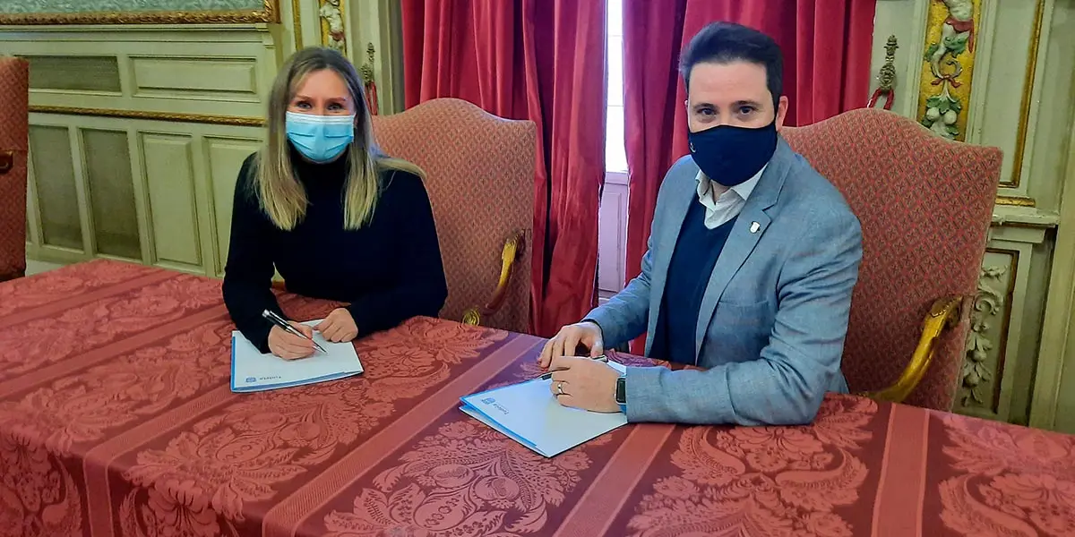 El alcalde de Tudela, Alejandro Toquero y la Directora de Negocio de la Ribera de CaixaBank, Bego&ntilde;a Rem&oacute;n