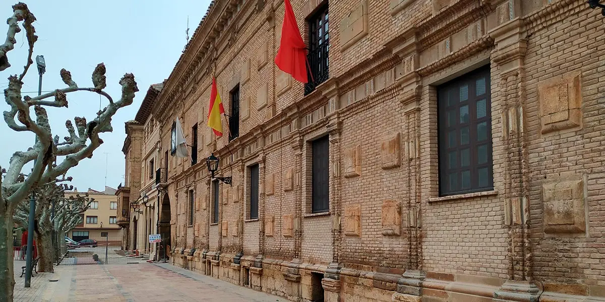 Edificio del Ayuntamiento de Fitero, cuyo vial se encuentra en obras de peatonalizaci&oacute;n parcial
