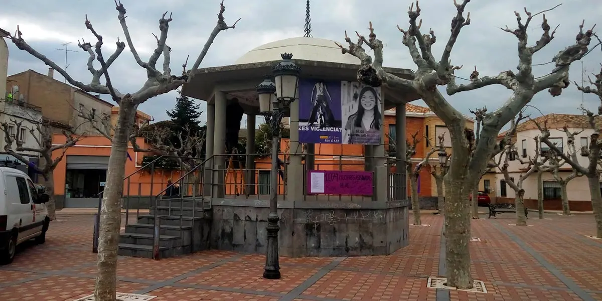 Cartel en el Quisco de los Paseos