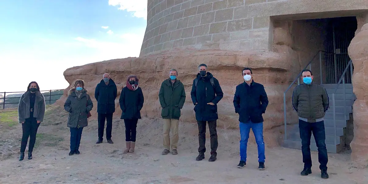 La consejera de Cultura y Deporte, Rebeca Esnaola, y el director general de Cultura, Ignacio Apeztegu&iacute;a, en su visita a la torre del Castillo de Ablitas
