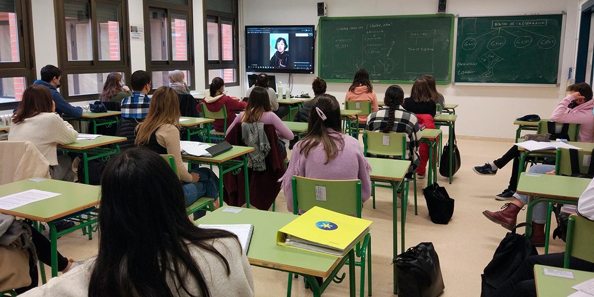 Charla online impartida entre el alumnado de 1º y 2º de bachillerato que cursa la asignatura de Francés en el IES Valle del Ebro