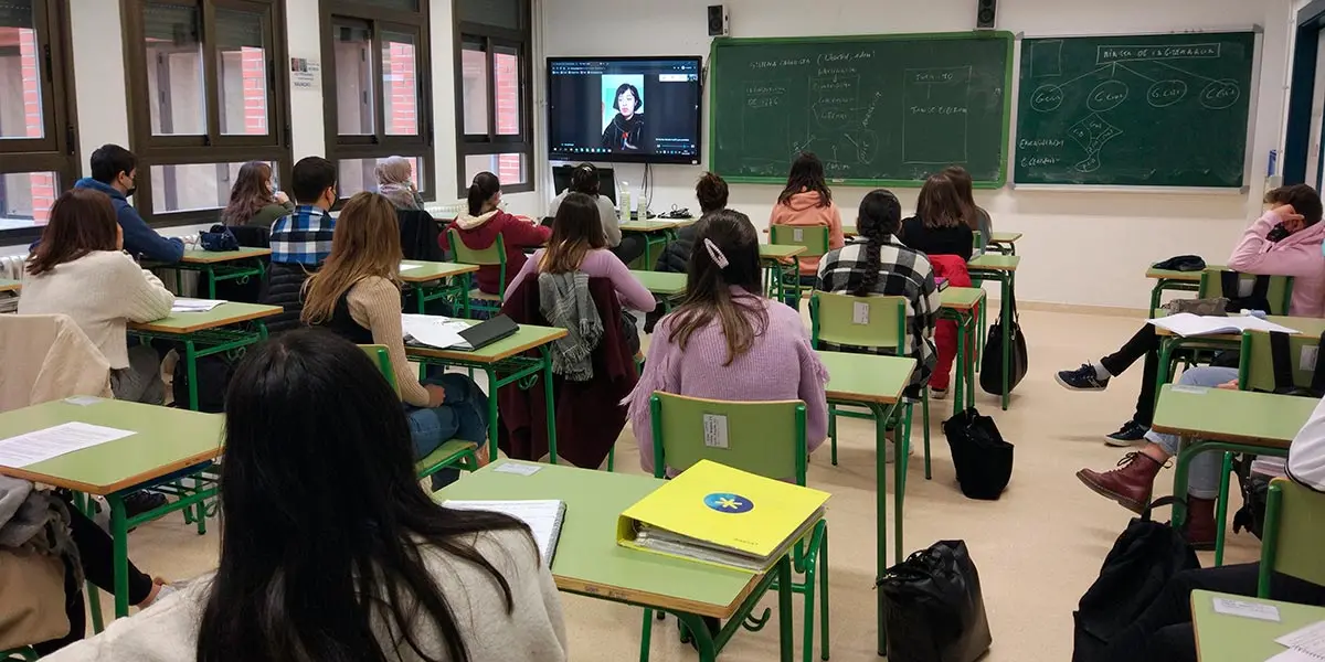 Charla online impartida entre el alumnado de 1&ordm; y 2&ordm; de bachillerato que cursa la asignatura de Franc&eacute;s en el IES Valle del Ebro
