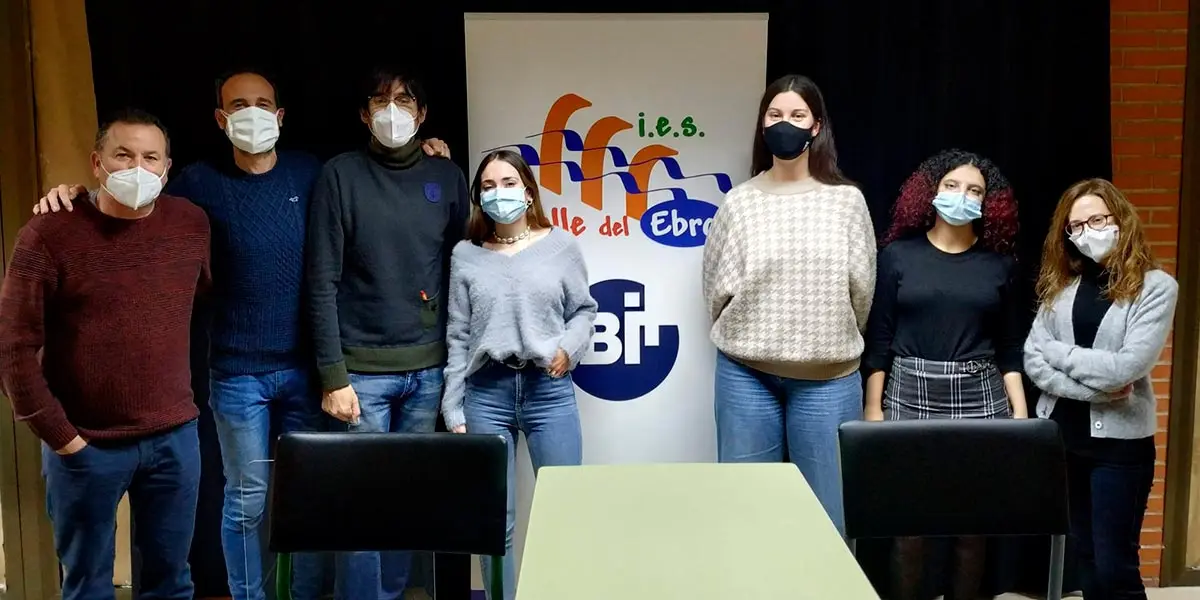 Alumnas y profesorado del instituto Valle del Ebro