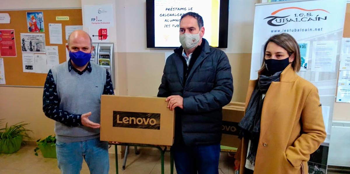 El director del IES Tubalcaín, Tomás Zueco, recibe uno de los nuevos portátiles de mano