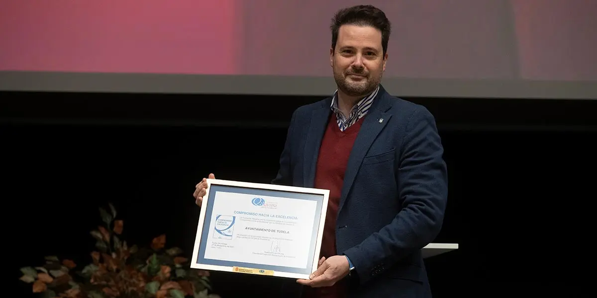 El alcalde de Tudela Alejandro Toquero recibiendo el reconocimiento