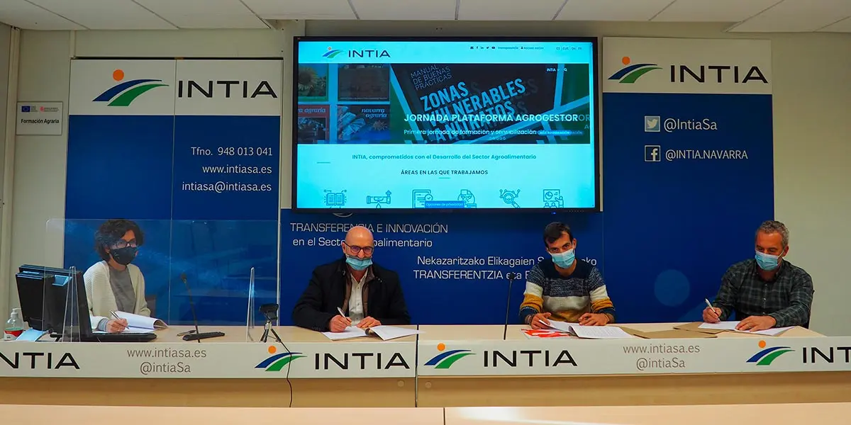 Natalia Bellostas, directora gerente de INTIA; Ignacio Urmenta, Director de Gvtarra; Adri&aacute;n Zapata, agricultor de Milagro y Juan Antonio Ordu&ntilde;a, agricultor de Peralta