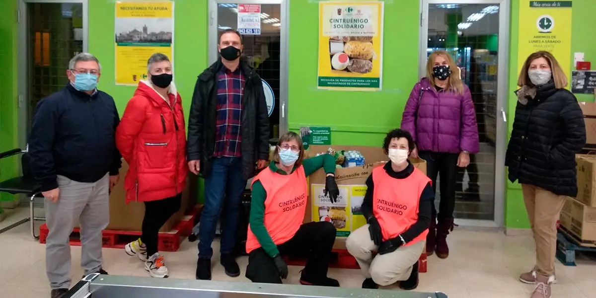Entrega de los ultimos pal&eacute;s recogidos de la Campa&ntilde;a Cintru&eacute;nigo Solidario