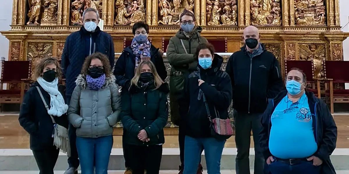 Los responsables de las oficinas de turismo comarcales han visitado Tauste para disfrutar de los encantos tur&iacute;sticos de la localidad (arriba, delante del retablo Mayor de la iglesia de Santa Mar&iacute;a)