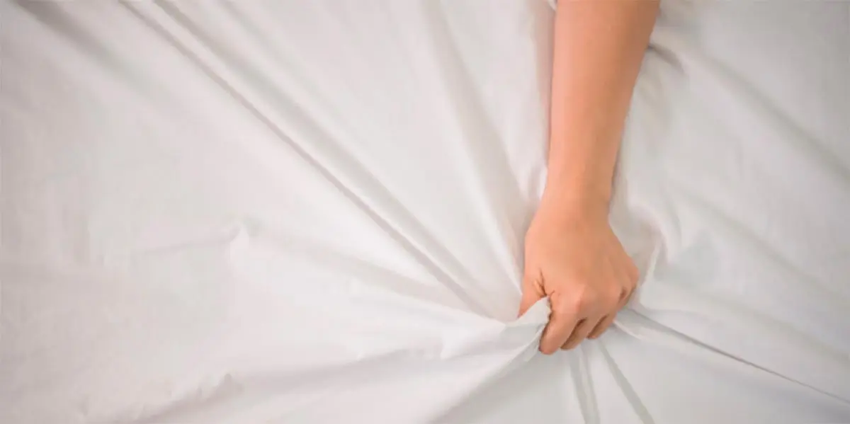 mano cama edred&oacute;n s&aacute;banas sexo amor