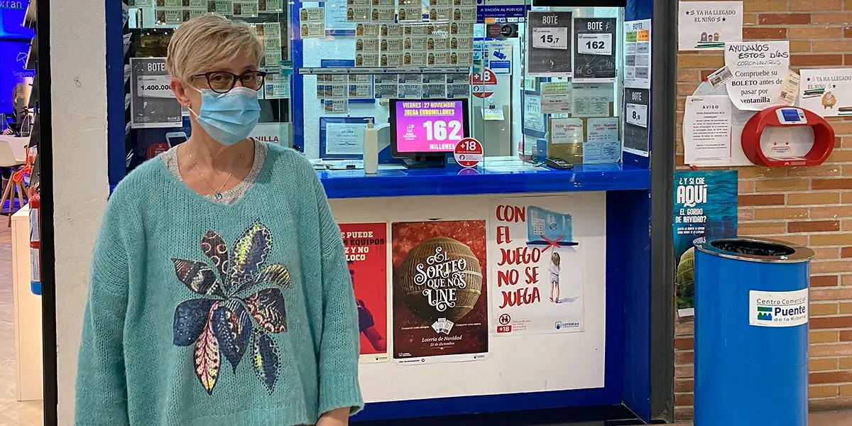 Mar&iacute;a &Aacute;ngeles Urd&aacute;niz Ostiz en su puesto de loter&iacute;as