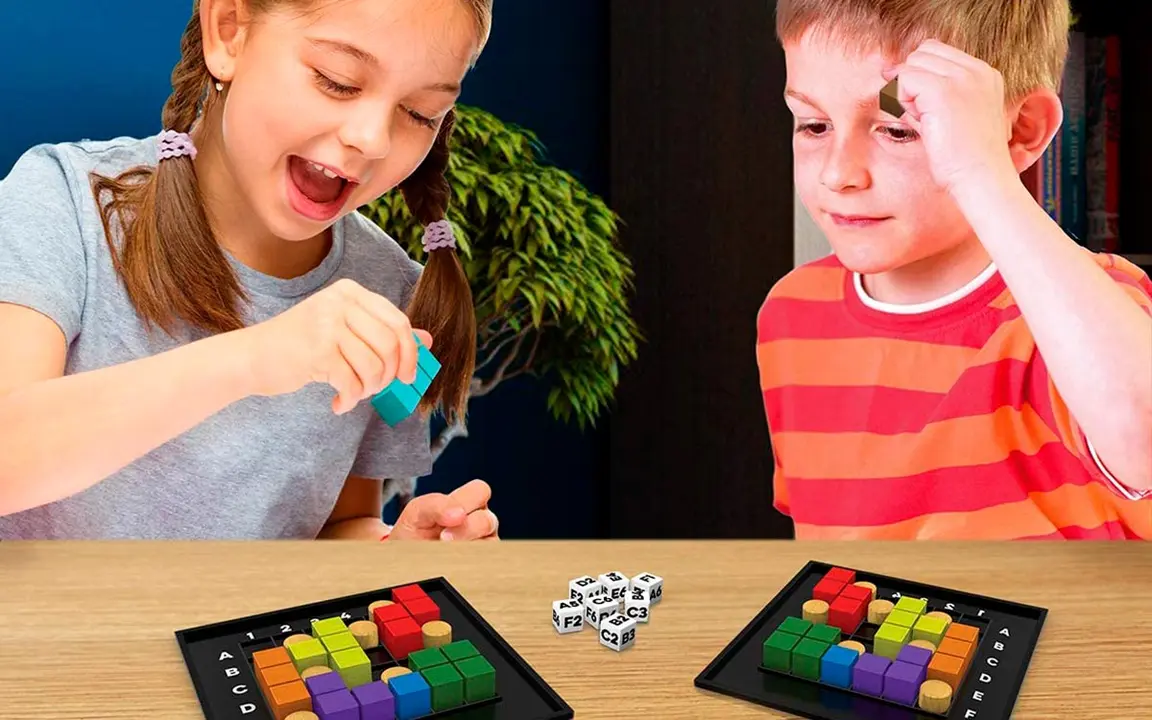 Dos ni&ntilde;os jugando con Batalla de genios de L&uacute;dilo